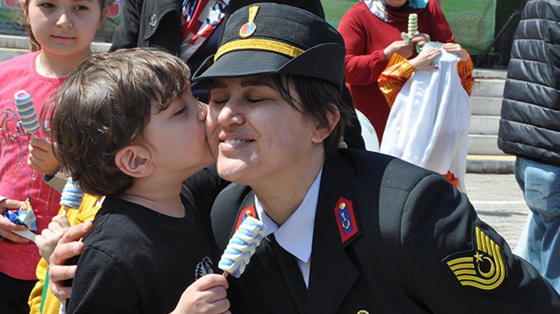 Salıpazarı İlçe Jandarma Komutanlığı Kuruluşunun 180. Yılında 23 Nisan Ulusal Egemenlik ve Çocuk Bayramında çocuklara dondurma dağıttı.