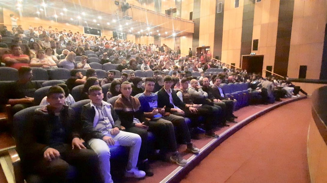 Hasan Çelebi Mesleki ve Teknik Anadolu Lisesi Öğrencileri Aşık Veysel adlı tiyatro oyununu izlediler.